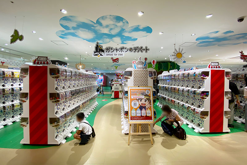 「ガシャポンのデパート」ハムリーズ横浜ワールドポーターズ店の店内写真