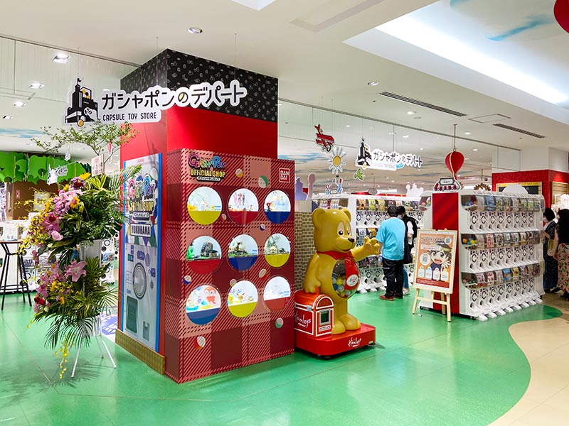 「ガシャポンのデパート」ハムリーズ横浜ワールドポーターズ店の店内写真