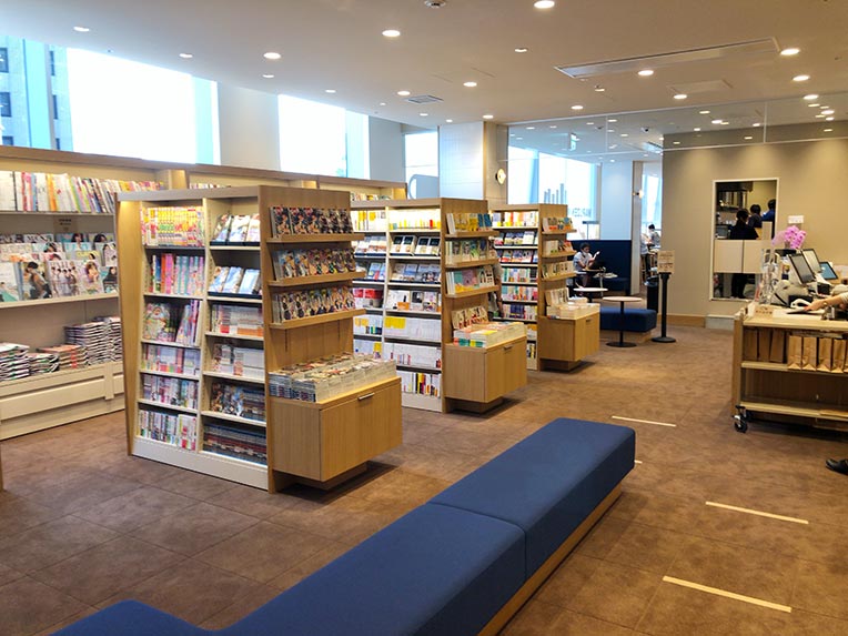 横浜市役所ラクシスフロント内のブック＆カフェ「HAMARU」の店内写真