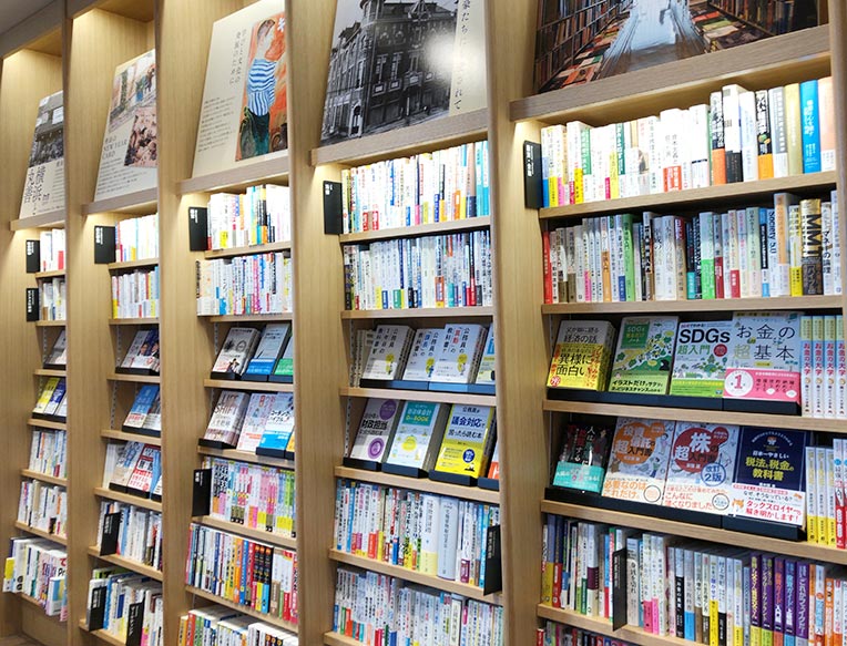 横浜市役所ラクシスフロント内のブック＆カフェ「HAMARU」の店内写真