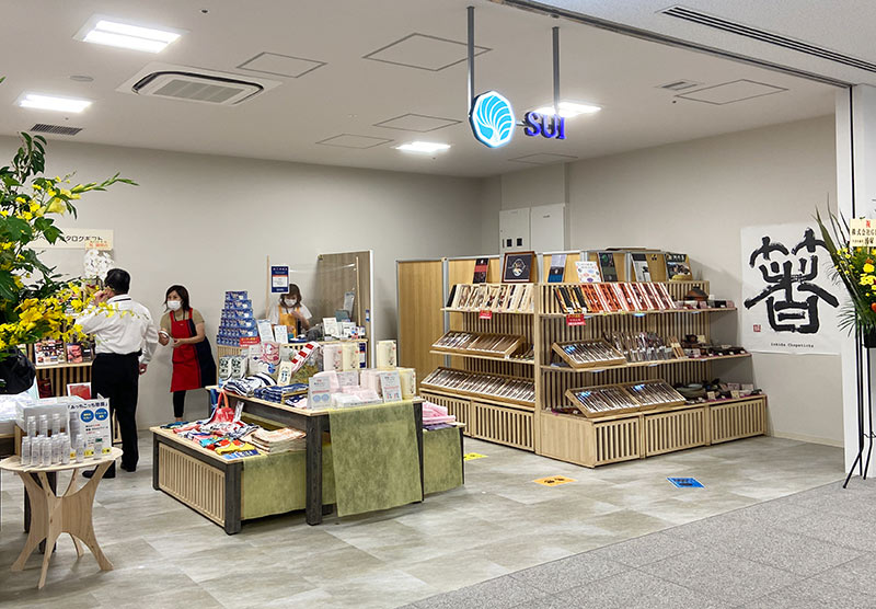 横浜市役所内商業施設「LUXS FRONT（ラクシスフロント）」のライフスタイルショップ「SUI」の写真