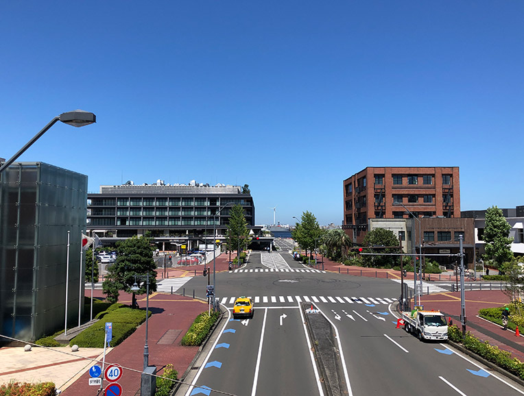 サークルウォークから見る横浜ハンマーヘッドの写真