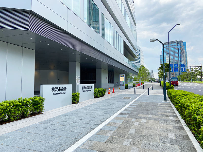 横浜市役所の駐車場入口写真