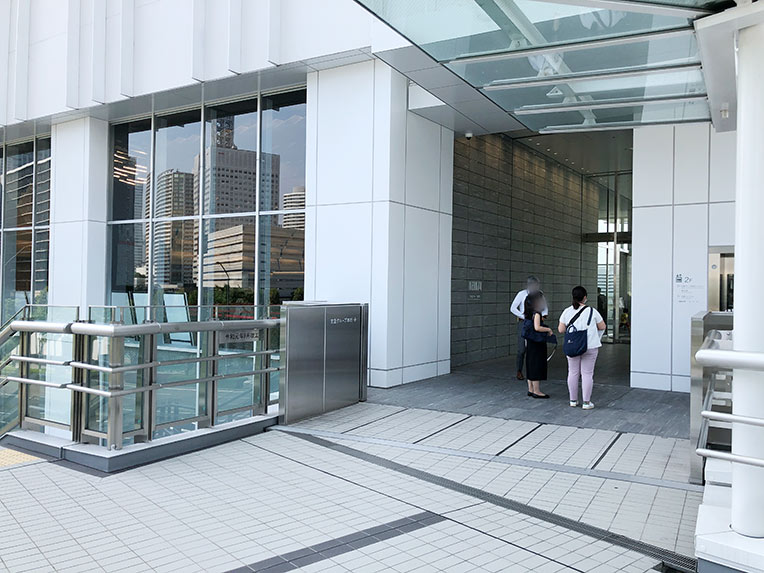京急グループ本社ビル2階の入口写真