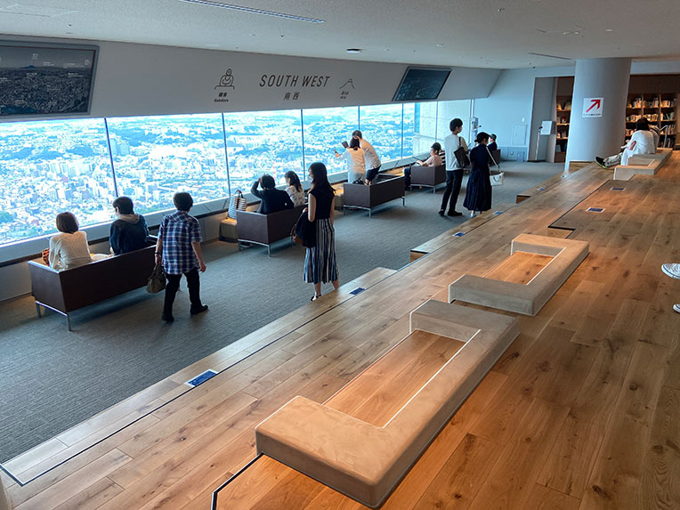 横浜ランドマークタワーの展望フロア「スカイガーデン」のスカイカフェ写真