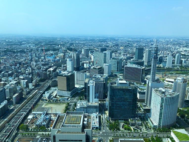 横浜ランドマークタワーの展望フロア「スカイガーデン」からの景色写真