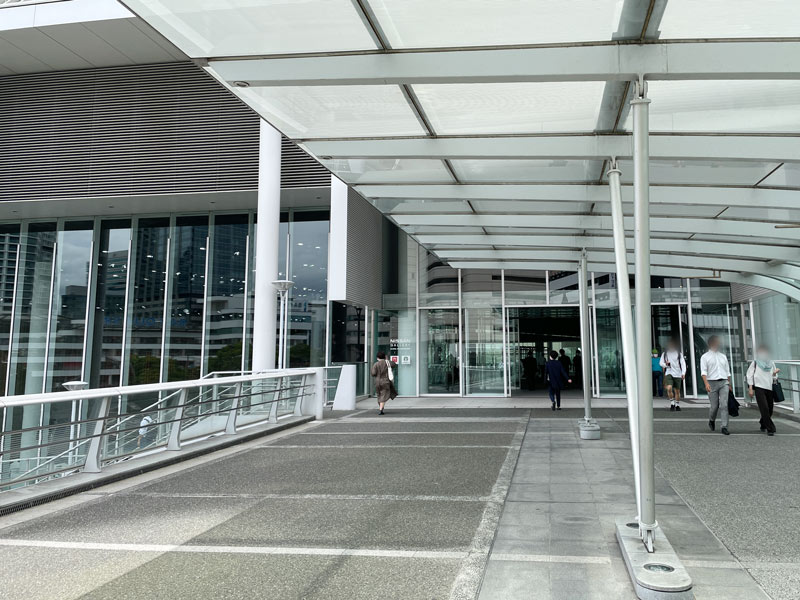 日産グローバル本社ビルの入口写真