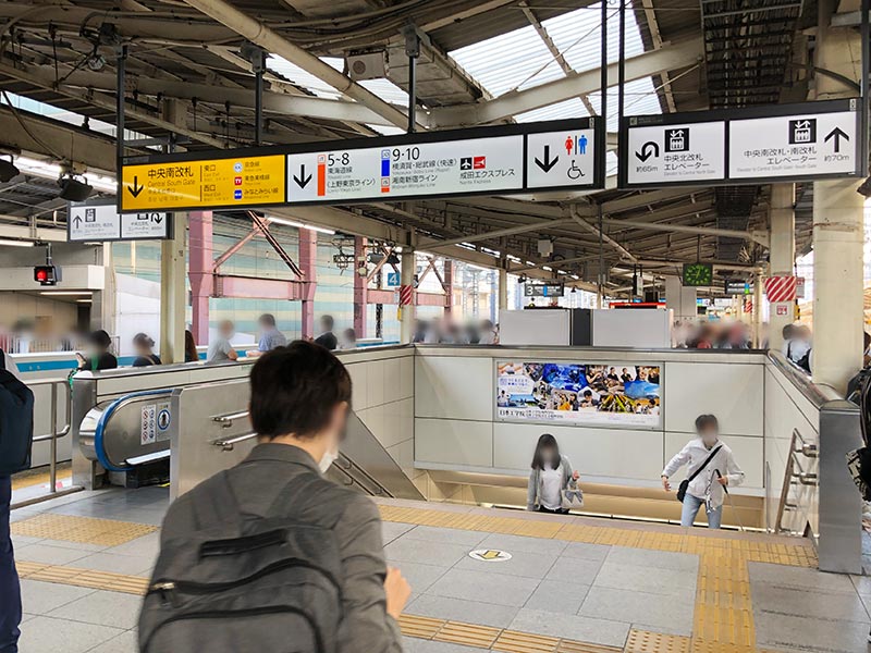 横浜駅JR線の中央南改札へ続くホーム写真