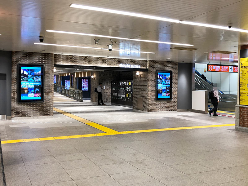 JR横浜駅南改札側から見たエキュートエディション横浜の入口写真