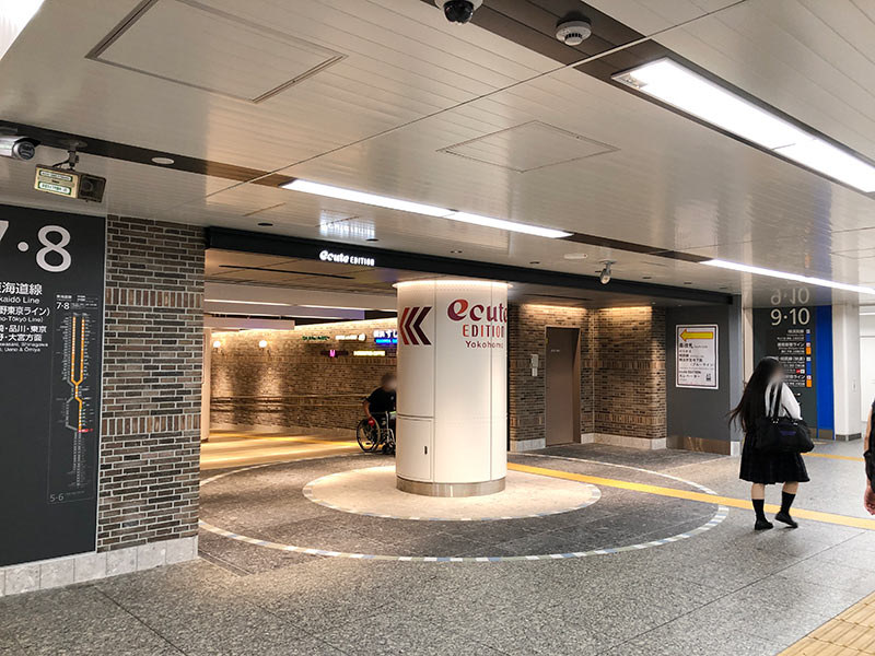 JR横浜駅中央南改札側から見たエキュートエディション横浜の入口写真