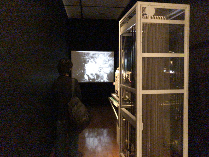 国立映画アーカイブ7階展示室、常設展「日本映画の歴史」のエンドレス映写機の写真