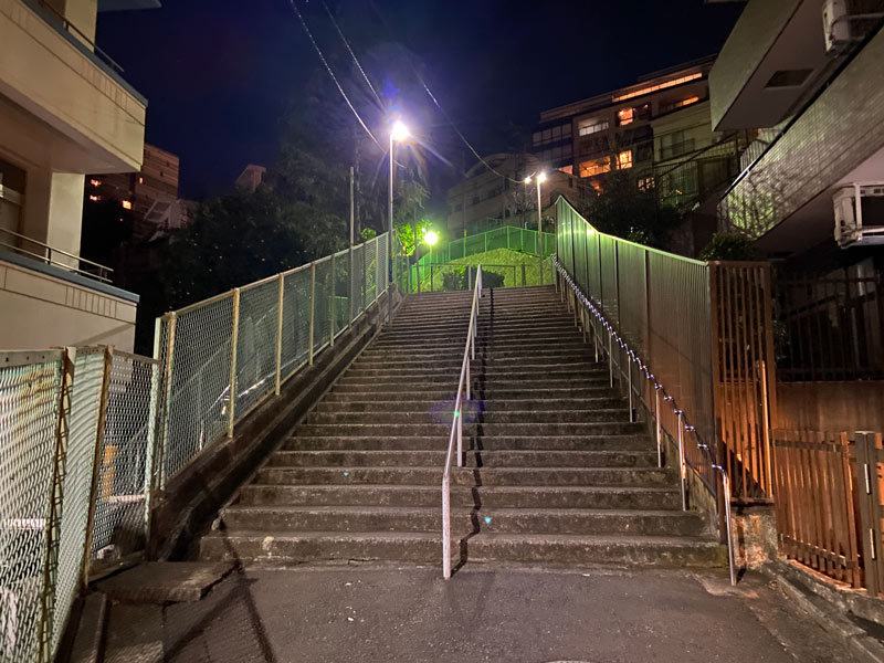 本町小学校から伊勢山皇大神宮へ続く階段の写真