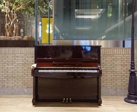 横浜駅改札内にあるエキュートエディション横浜似設置される駅ピアノ