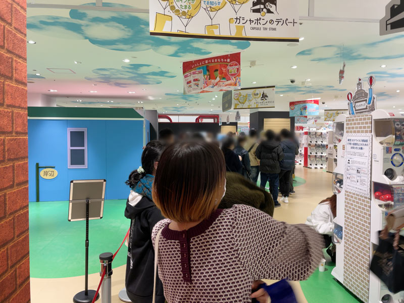 ハムリーズ横浜ワールドポーターズ店で開催されるJOJO WORLDのアトラクション列に並ぶ人の写真