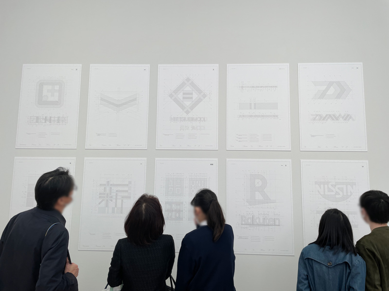 佐藤可士和展でインスタレーション展開されている企業ロゴの設計図写真