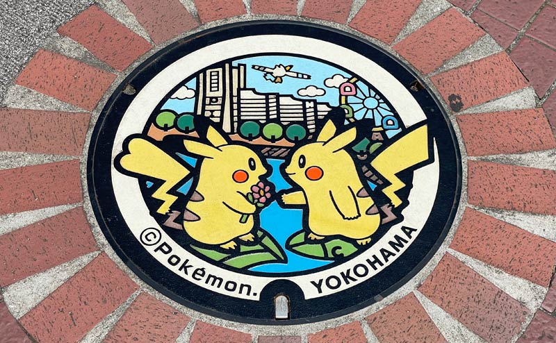 桜木町駅前に設置されているポケモンの「ピカチュウマンホール」写真
