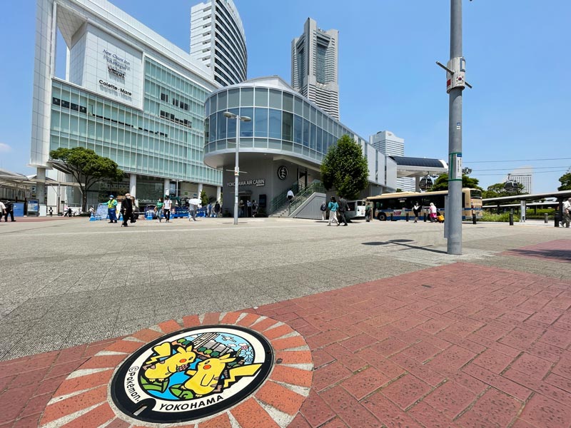 桜木町駅前に設置されているポケふたの「ピカチュウマンホール」写真
