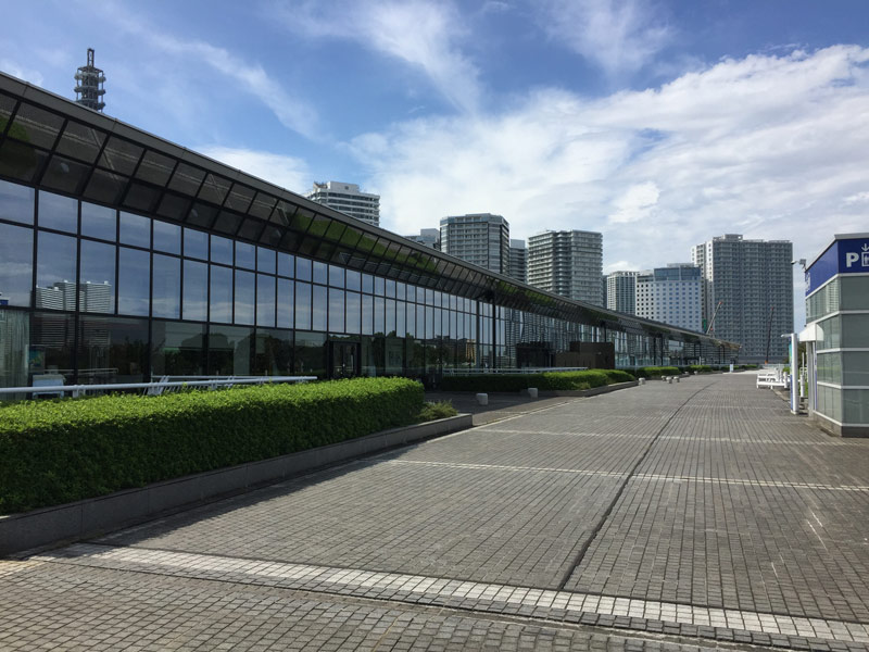 パシフィコ横浜の展示ホール裏手にあるレストランの外観