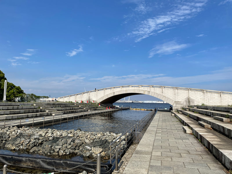 横浜みなとみらい21地区にある臨港パークの潮入の池にか架かるアーチ橋の写真