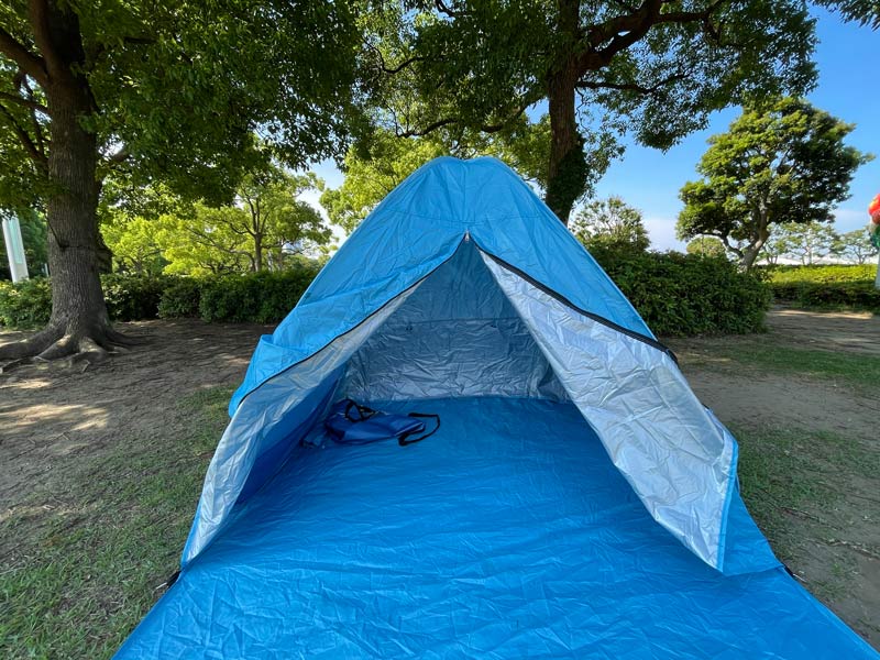 公園で利用するポップアップ簡易テントの写真