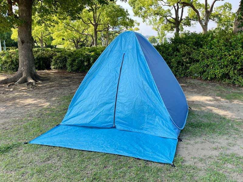 公園で利用するポップアップ簡易テントの写真