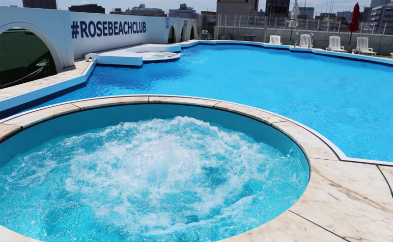 横浜中華街にあるローズホテル横浜の屋上プール「#ROSEBEACHCLUB」の写真