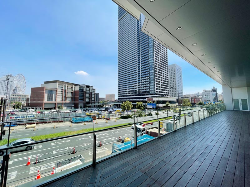 北仲通南北デッキが接続する横浜市庁舎2階デッキの写真