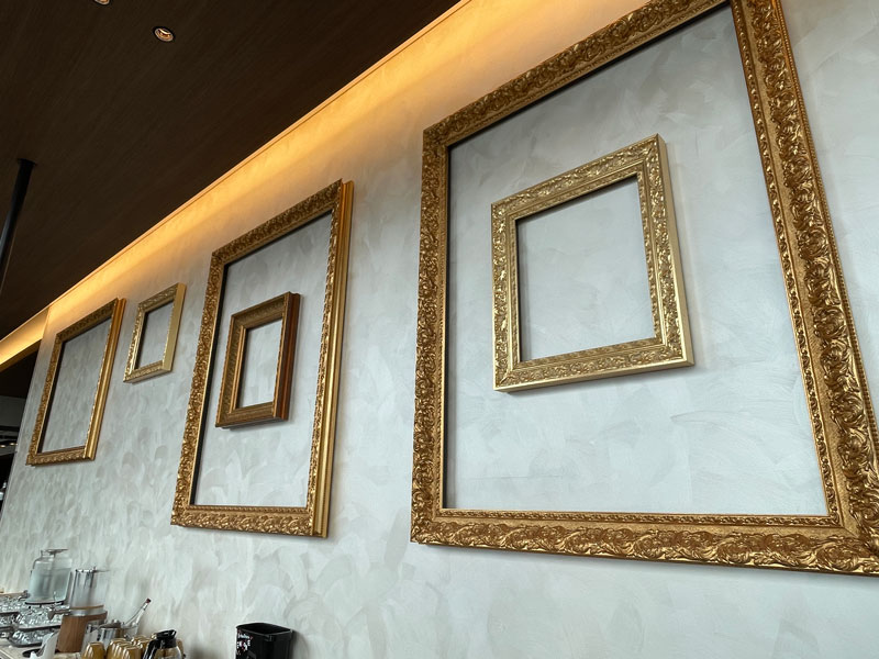 横浜東急レイホテルにあるレストラン「ENCORE（アンコール）」の壁面インテリア写真