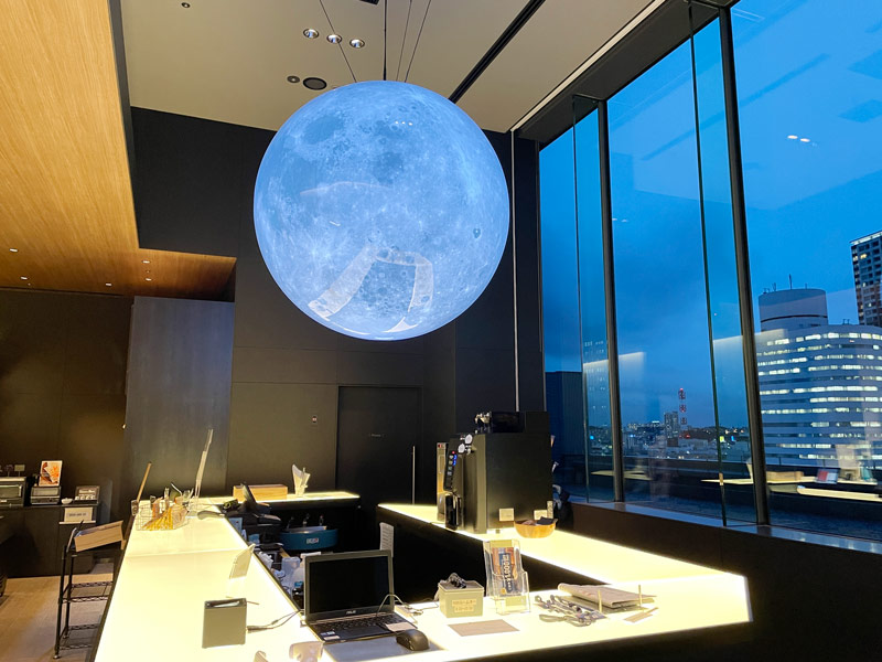 横浜東急レイホテルの9階ロビーにある月のオブジェ写真