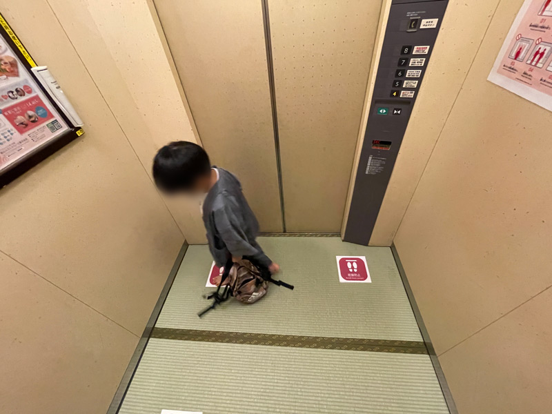 横浜みなとみらい万葉倶楽部のエレベーター写真
