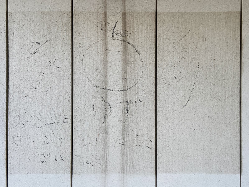 横浜みなとみらい万葉倶楽部の8階ベイブリッジデッキにある、ゆずの壁画サイン