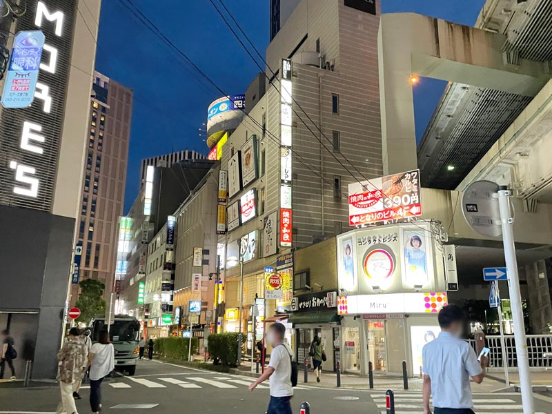 焼肉の和民横浜店が入っている外観写真
