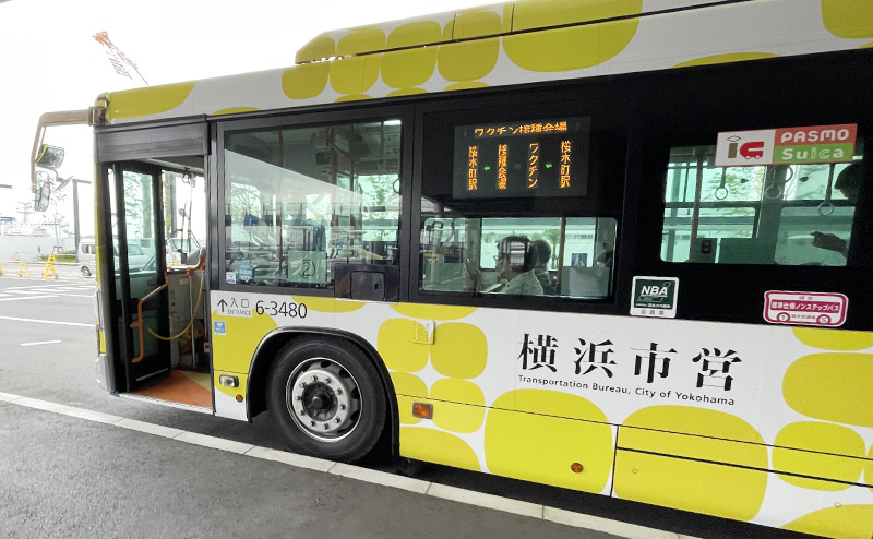 横浜ハンマーヘッドに停まるピアラインバスの写真