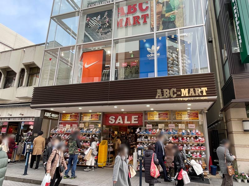 2022年春の横浜元町Charming Sale初日のABCマートの様子
