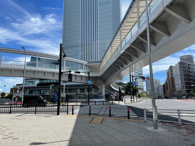 桜木町駅と横浜市庁舎をむすぶさくらみらい橋の写真