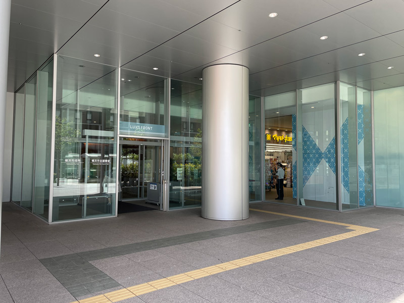 横浜市役所の入口写真