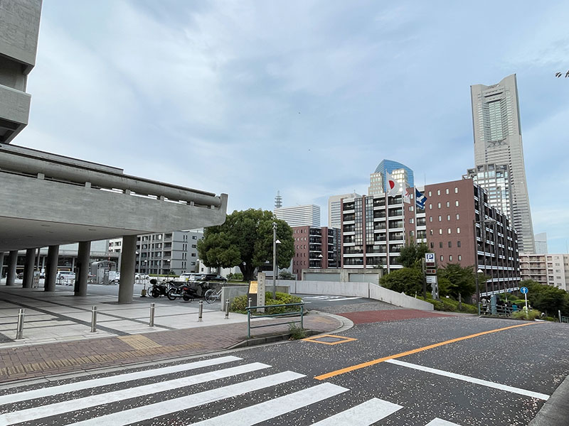 神奈川県立図書館本館の駐車場入口写真