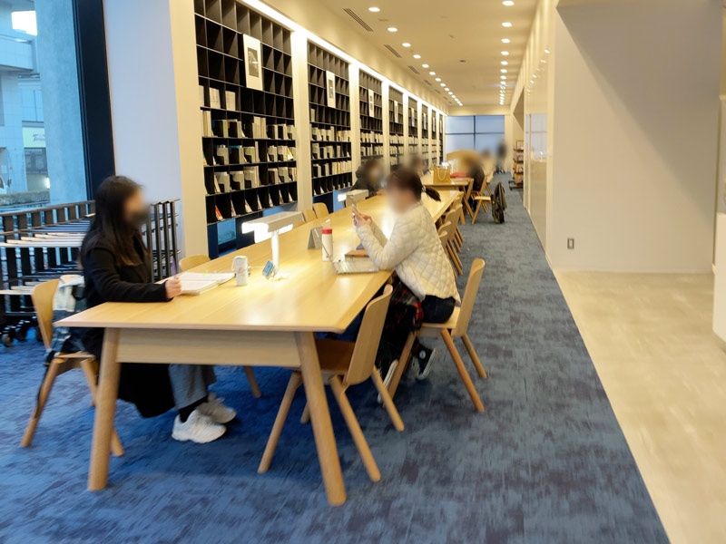 神奈川県立図書館本館1階の閲覧席写真