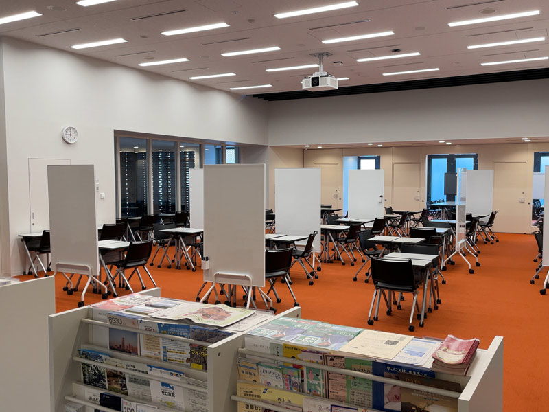 神奈川県立図書館の交流エリアの写真