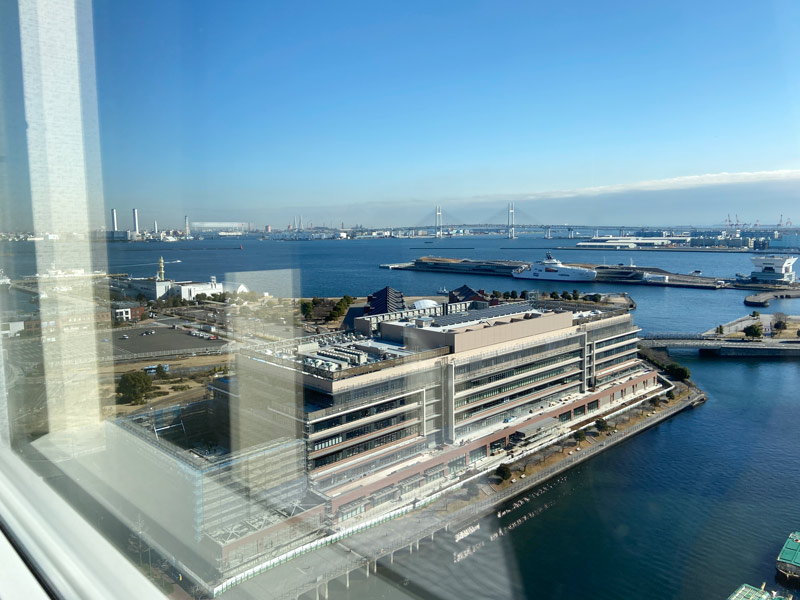 アパホテル＆リゾート〈横浜ベイタワー〉の客室から見たベイブリッジ側の眺望写真