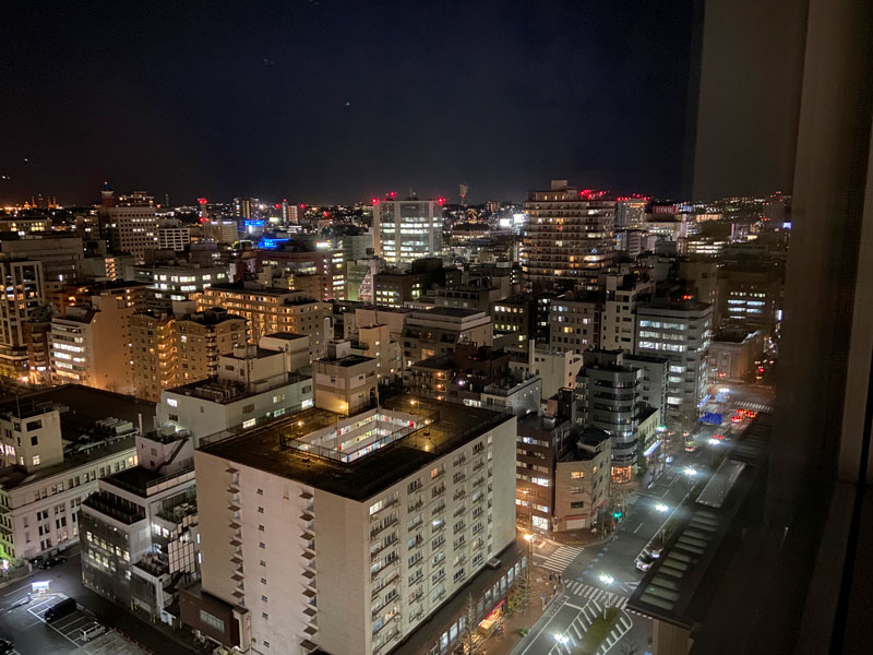 アパホテル＆リゾート〈横浜ベイタワー〉の客室から見たベイブリッジ側の眺望写真
