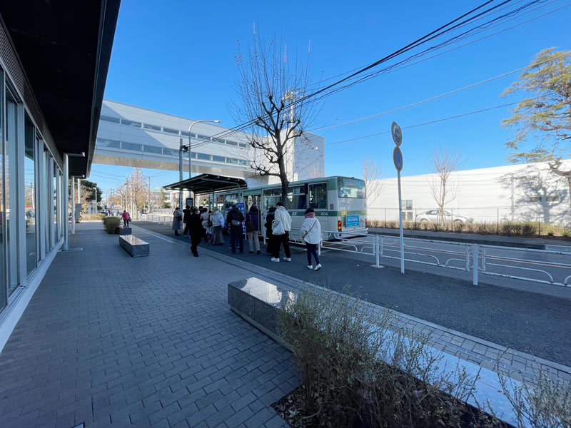 神奈川県警察二俣川運転免許センターのバスのりば写真