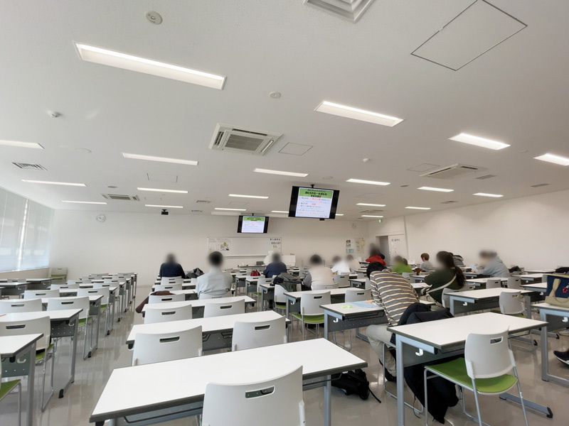 二俣川にある神奈川県警 運転免許センターの第5講習室の写真