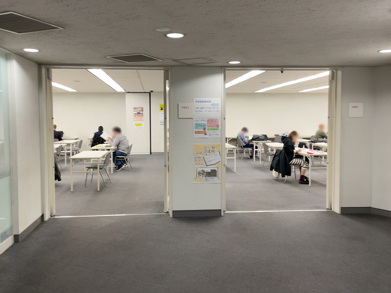 横浜市中央図書館の学習室（地下1階）の写真