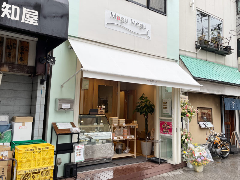 横浜元町に誕生した総菜屋さんMOGU MOGUの店頭写真