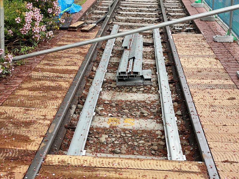 補修工事中でむき出し線路の汽車道の写真