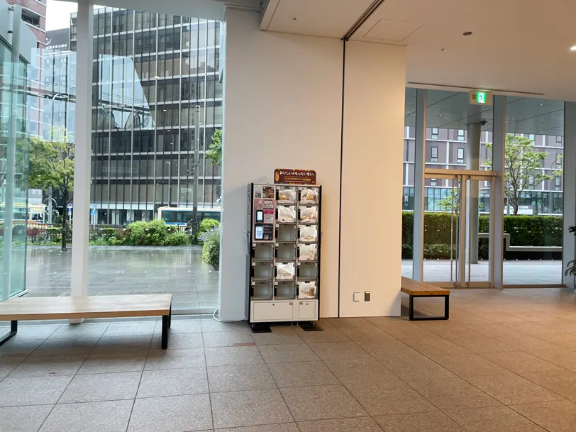 横浜市役所にある、パンのロッカー型自動販売機の写真