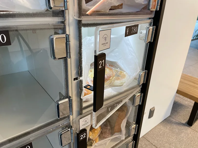 横浜市役所にある、パンのロッカー型自動販売機の写真