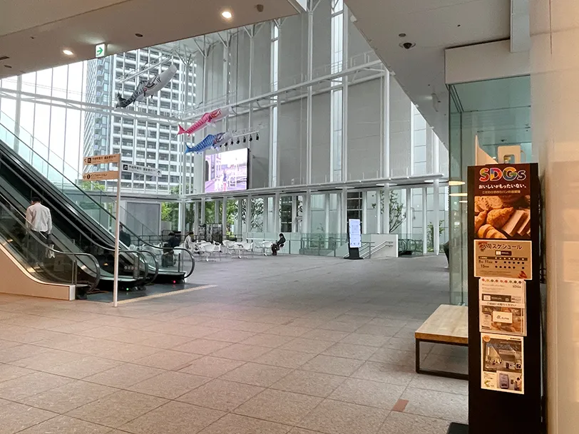 横浜市役所にある、パンのロッカー型自動販売機の写真