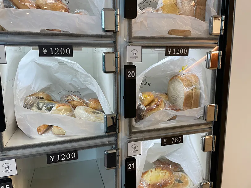 横浜市役所にある、パンのロッカー型自動販売機の写真